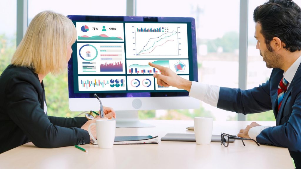 intent data for sales and marketing alignment team reviewing buyer dashboard for B2B alignment